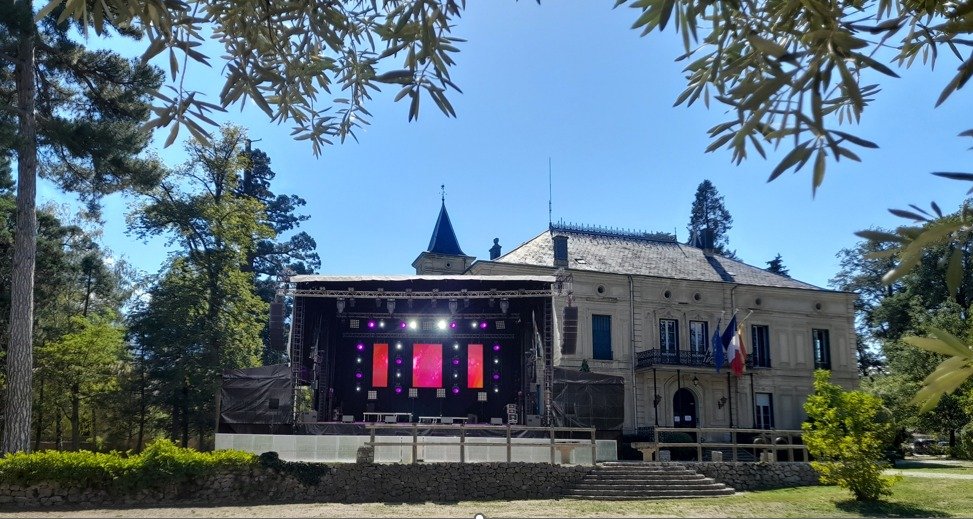 Photo du chateau Pams à Prades avec scene du festival de musique